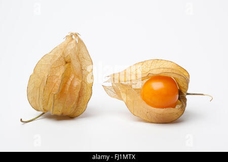 Frische reife Frucht der Physalis auf weißem Hintergrund Stockfoto