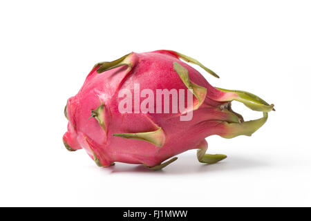 Eine frische ganze Drachenfrucht, Pitahaya auf weißem Hintergrund Stockfoto