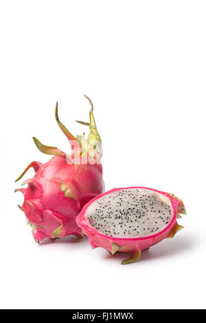 Eine und eine halbe frische Drachenfrucht, Pitahaya auf weißem Hintergrund Stockfoto