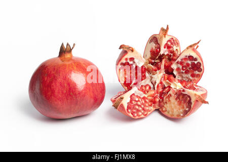 Ganze und offene Granatapfel, Punica Granatum, auf weißem Hintergrund Stockfoto