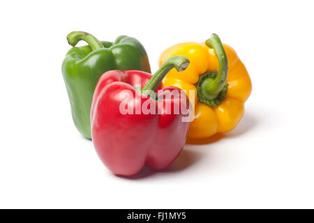 Frische rote, grüne und gelbe Paprika auf weißem Hintergrund Stockfoto