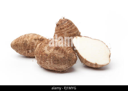 Frische rohe Taro-Wurzeln auf weißem Hintergrund Stockfoto