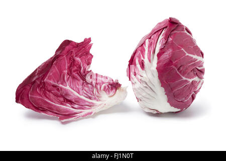 Frische rote Radicchio Rosso auf weißem Hintergrund Stockfoto