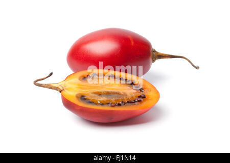 Anderthalb FreshTamarillo Obst auf weißem Hintergrund Stockfoto