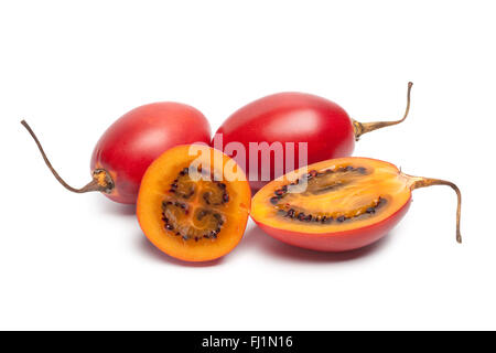 Tamarillo Frischobst auf weißem Hintergrund Stockfoto