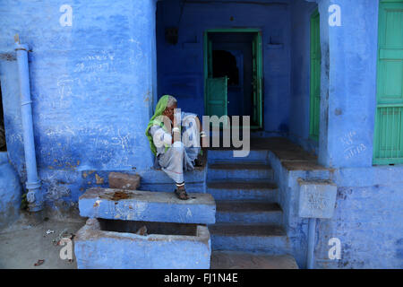Frau in blaue Stadt Jodhpur, Rajasthan, Indien Stockfoto