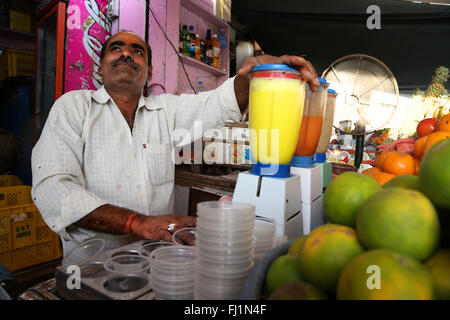 Saft aus frischen Früchten Verkäufer in Jaisalmer, Indien Stockfoto