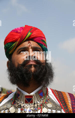 Porträt der Mann mit Bart und Turban in Jaisalmer, Rajasthan, Indien Stockfoto