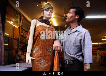 Eigentümer der Kleidung kaufen mit Frau Schaufensterpuppe in Varanasi, Indien Stockfoto