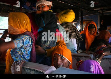 Passagiere in der lokalen Regierung Bus in Rajasthan, Indien reisen Stockfoto