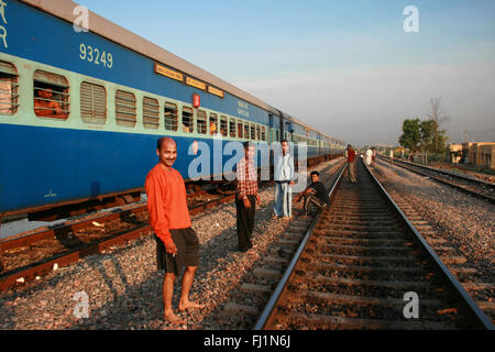 Passagiere auf Schienen von einem Zug in Karnataka, Indien Stockfoto