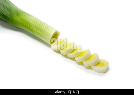 Frische rohe Stiel des grünen Lauch, Allium Porrum, in Scheiben geschnitten auf weißem Hintergrund Stockfoto