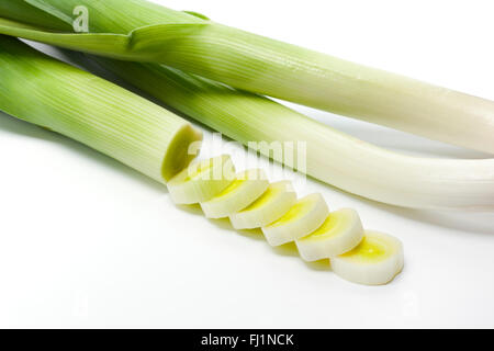 Frischen rohen grünen Lauch, Allium Porrum, ganze und geschnittene auf weißem Hintergrund Stockfoto