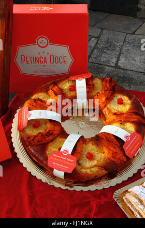 Bolo Rei oder König Kuchen, einem traditionellen Kuchen, der gegessen wird, für Weihnachten und Epiphanie, Portugal Stockfoto