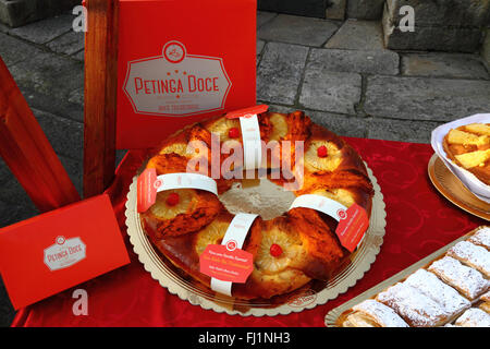 Bolo Rei oder König Kuchen, einem traditionellen Kuchen, der gegessen wird, für Weihnachten und Epiphanie, Portugal Stockfoto
