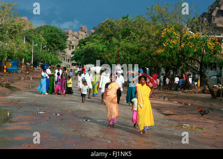 Indische Damen mit Saris wandern in der Hauptstraße von Hampi, Indien Stockfoto