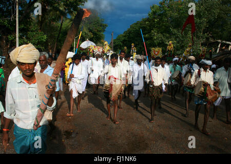 Prozession in der Hauptstraße von Hampi, Indien Stockfoto