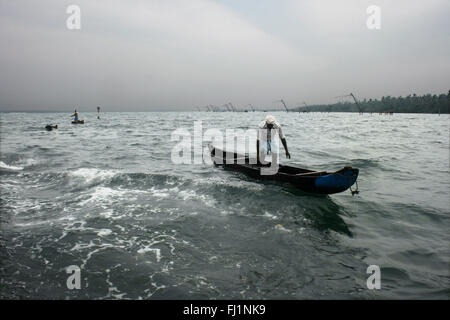 Boot in den Backwaters in der Nähe von Kollam, Kerala, Indien Stockfoto