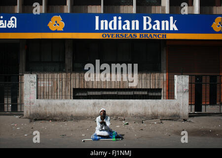 Bettler auf der Straße vor der indischen Bank in Chennai, Indien Stockfoto