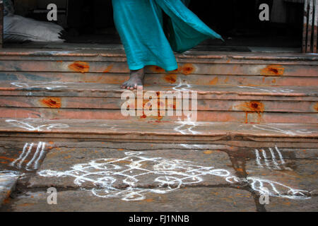 Rangoli auf dem Boden und tragen Lungi in Madurai, Indien Stockfoto