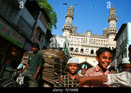 Die Menschen in der Menge vor der Charminar (Denkmal) in Hyderabad, Indien. Stockfoto