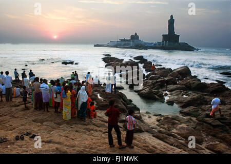 Blick auf Vivekananda Rock Memorial, von der Küste in Kanyakumari, von Sunrise, Tamil Nadu Stockfoto