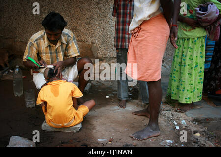 Tounsure Ritual vor Sri Meenakshi Tempel, Madurai, Indien Stockfoto