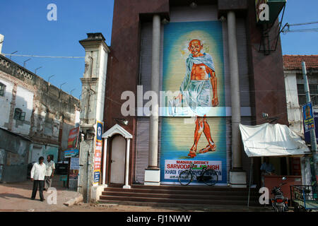 Straße von Madurai mit riesigen Gemälde von Mahatma Gandhi auf einer Wand, Indien Stockfoto