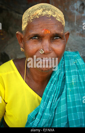 Atemberaubende Portrait von tamilischen Frau kahle, frisch rasierte für Ihr Haar zu hinduistischen Götter in Tempel in Rameswaram. Kokosöl Creme auf den Kopf. Stockfoto