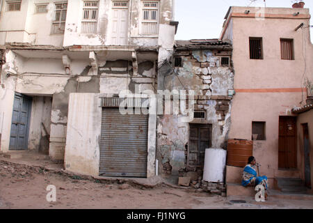 Alten heruntergekommenen verlassenen Häusern in Bhuj, Gujarat, - Spuren von Erdbeben - Indien Stockfoto