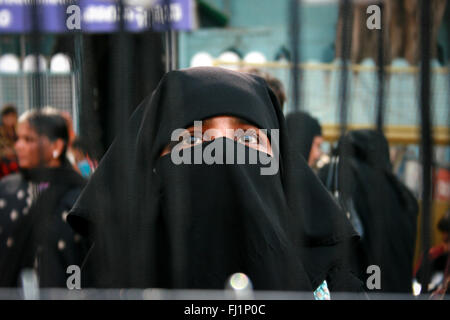 Augen einer muslimischen Frau Niqab tragen in Hyderabad, Indien. Stockfoto