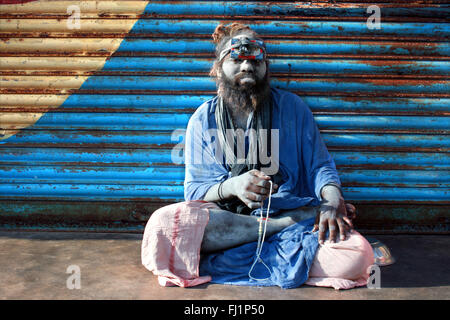 Sadhu, hinduistischen heiligen Mann, beten mit Mala in Kanyakumari, Indien Stockfoto