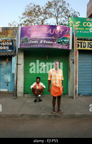 Männer tragen Lungi in Mamallapuram, Tamil Nadu, Indien Stockfoto