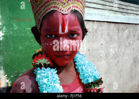Kind mit Farben wie oben wie Hindu Gott für Geld - pondichéry - Indien angezogen Stockfoto