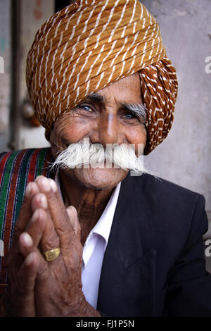 Mann mit Turban in Jamnagar, Gujarat, Indien Stockfoto