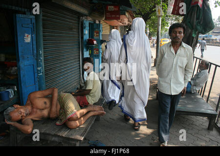 Missionare der Nächstenliebe - Mutter Teresa Nonnen Spaziergang durch die Straßen von Kalkutta, Indien, Unterstützung der Armen und Obdachlosen Stockfoto