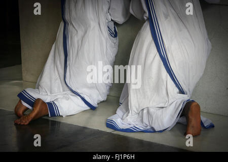 Nonnen beten im Mutter Haus in Kalkutta, am Grab von Mutter Teresa - Die Missionarinnen von der Nächstenliebe Stockfoto