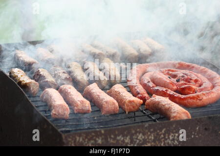 Grillen Fleisch auf Holzkohlefeuer Closeup Bild. Stockfoto