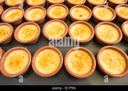 Buffet mit Crème brûlée in Schalen Stockfoto