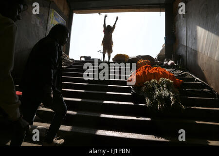 Schatten eines Menschen auf Schritte in Howrah Station, Indien Stockfoto