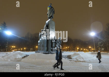 Charkiw, Ukraine. 18. Januar 2016. Fußgänger laufen im Schnee vorbei Shevchenko Monument in Charkow, Ukraine, 18. Januar 2016. Das Denkmal erinnert an Schriftsteller und Maler Taras Schewtschenko. Foto: Soeren Stache/Dpa/Alamy Live News Stockfoto