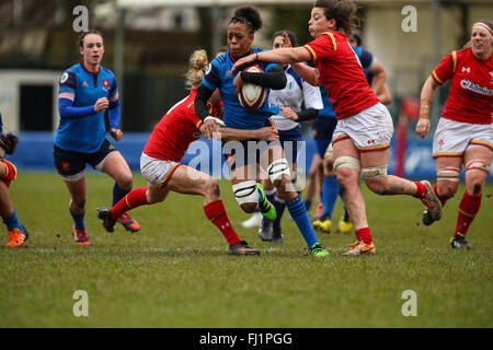 Troll, Wales, Großbritannien. 28. Februar 2016. -Wales V Frankreich - Frauen RBS 6 Nations 2016 - nehmen auf die Welsh-Verteidigung-Kredit: Samuel Bay/Alamy Live News Stockfoto