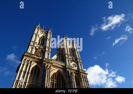 Türme und Westfassade des Westminster Abbey gegen blauen Himmel, London, England Stockfoto