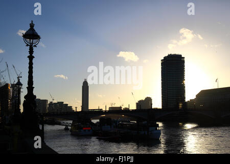 Blick entlang der Themse von Westminster Bridge, Millbank Tower (R), Vauxhall / St George Wharf Tower im Achsabstand, London Stockfoto