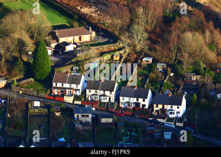 Luftansicht der freistehenden Cottages in Treherbert, Rhondda Fawr Valley, Mid Glamorgan, Wales, Großbritannien Stockfoto