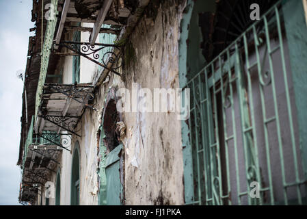 PANAMA-STADT, Panama – Gebäude und spanische Kolonialarchitektur in den Straßen des historischen Casco Viejo (San Felipe) Viertels von Panama-Stadt, Panama. Das Gebiet wurde im 17. Jahrhundert gegründet, nachdem ein älterer Teil von Panama City, Panama Viejo, überfallen und zerstört wurde. Casco Viejo genießt heute Schutz als UNESCO-Weltkulturerbe, das strenge Regeln für die Durchführung von Gebäudesanierungen vorschreibt. Stockfoto