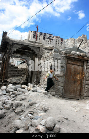 Architektur in den Straßen der alten Stadt von Leh, Ladakh, Indien Stockfoto