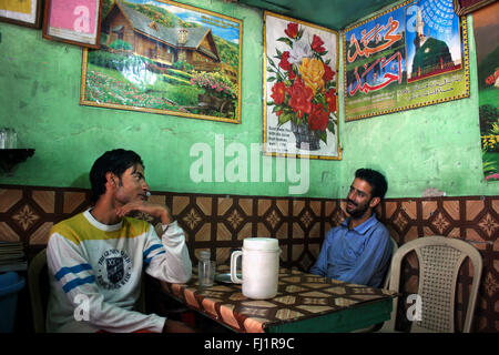 Zwei kaschmirischen Männer sprechen in einem Restaurant in Leh, Ladakh, Indien Stockfoto