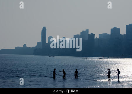 Menschen auf Chowpatty Beach, Mumbai, Indien Stockfoto