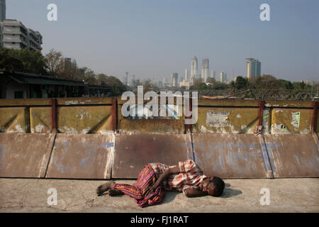 Mann schlafen in einer Straße von Mumbai, Indien Stockfoto